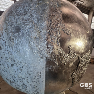 Décapage laser d’une sculpture en inox – nettoyage et retrait du tartre, de l’oxydation et de la pollution sur métal