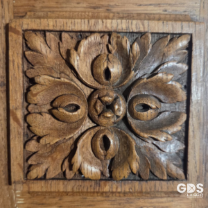 Décapage laser d’un motif en bois patrimonial – retrait du vernis et restauration du décor
