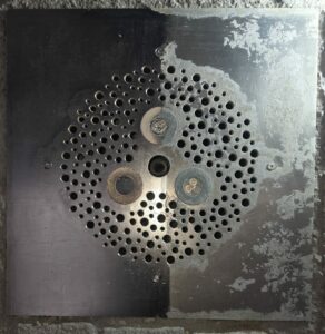 Décapage laser d’une plaque de buse de fontaine pour la commune d’Ormes