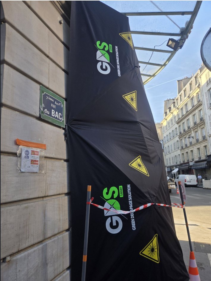Brise-vues mobiles GDS LASER avec signalisation laser installés sous la marquise, rue du Bac à Paris 7e