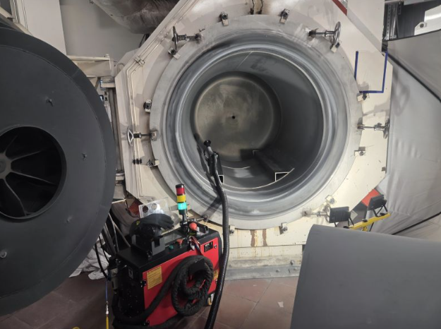 Laser pulsé GDS LASER installé devant un four de recuit industriel ouvert, avant nettoyage de la calamine