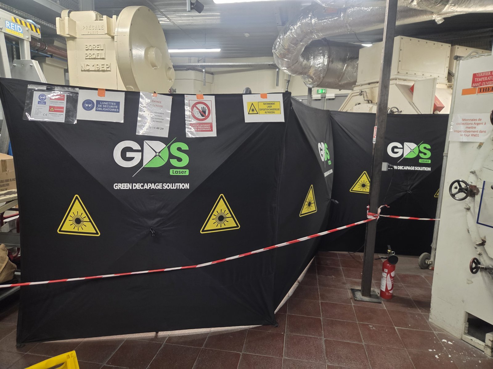 Installation du laser continu 1 500 W avec système d’aspiration des émissions devant des plateaux métalliques à traiter