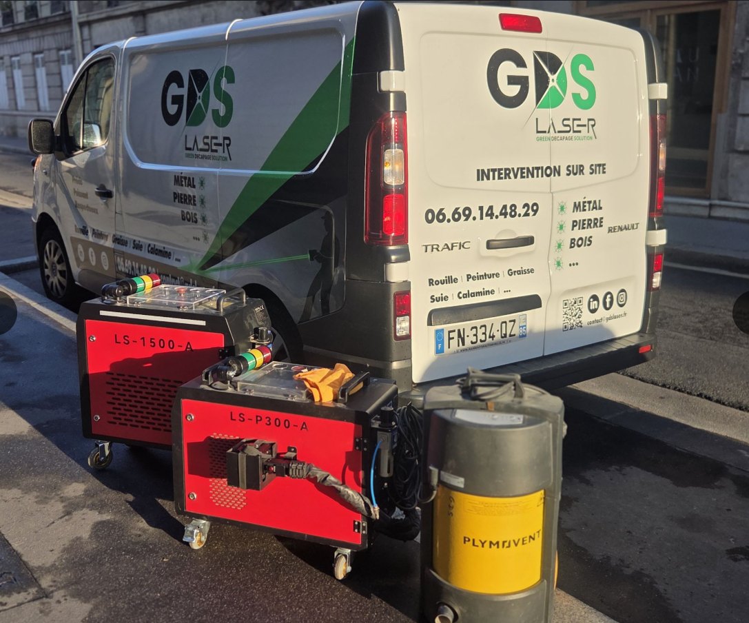 Laser continu 1 500 W, laser pulsé 300 W et système d’aspiration devant le véhicule GDS LASER sur le chantier rue du Bac