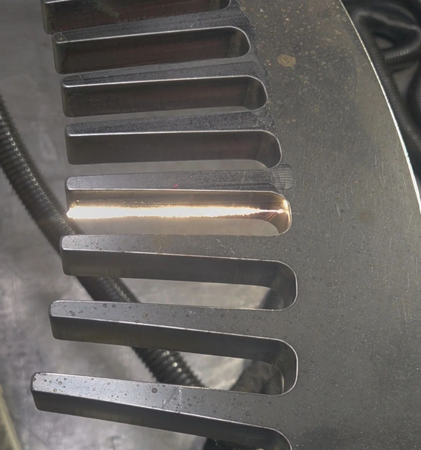 Détail des dents d'un disque de serrage en acier, avant et après décapage laser de la calamine