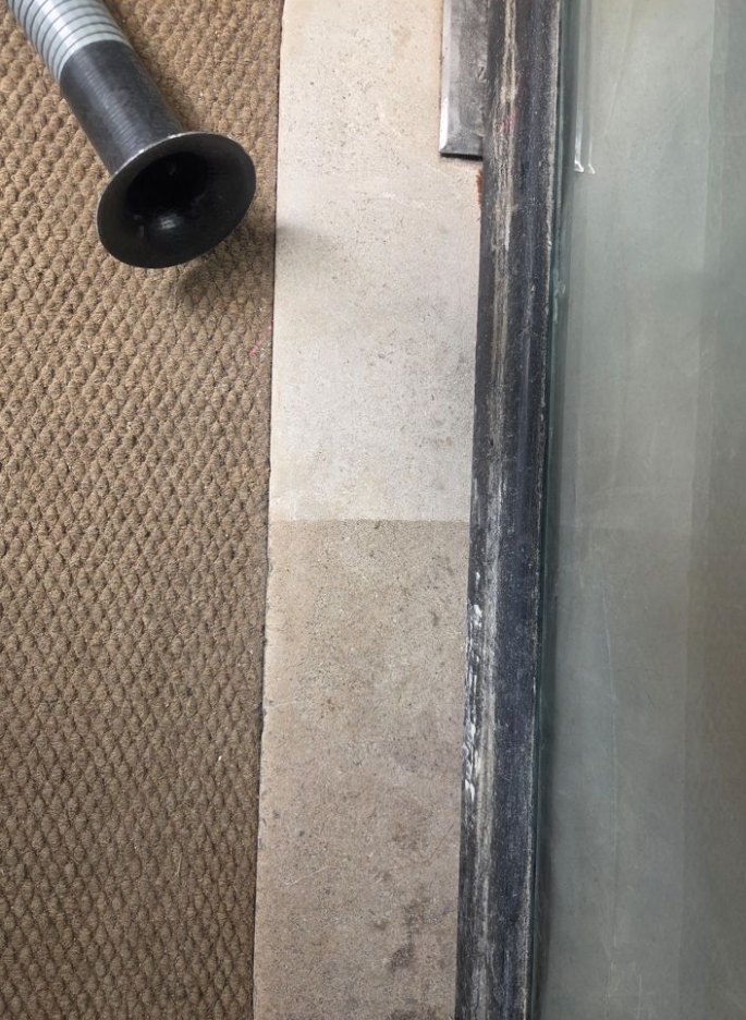 Seuil d’entrée avec une partie nettoyée au laser et une partie encrassée, rue du Bac à Paris