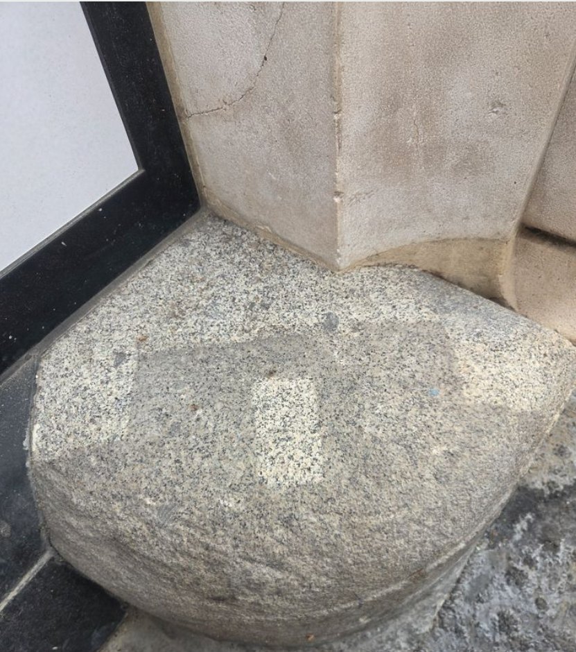 Soubassement en granit avec une zone d’essai nettoyée au laser continu 1 500 W