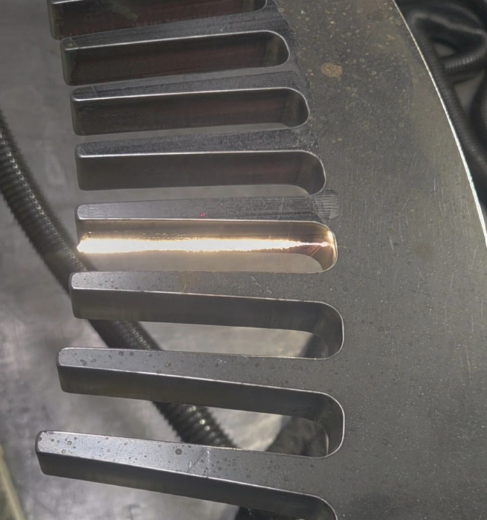 Détail des dents d'un disque de serrage en acier, avant et après décapage laser de la calamine